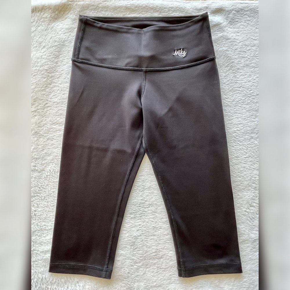 Mika Yoga Wear Black Capris Leggings in XS/S
